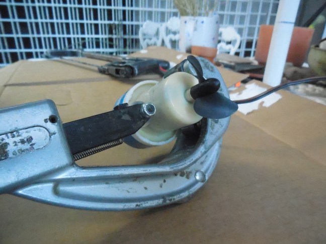 Cutting open a thruster with a pipe cutter